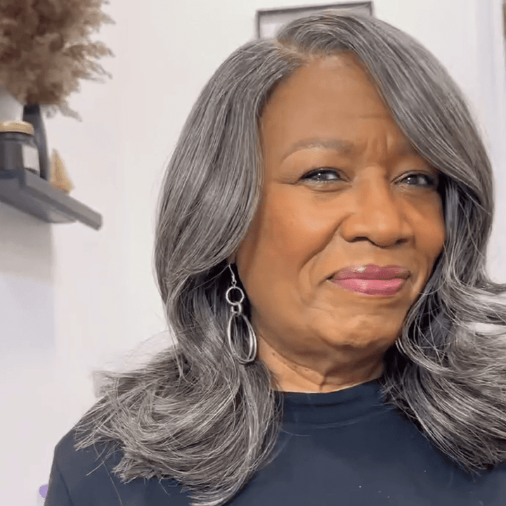 AILUXY Élégance intemporelle : Perruque gris fumée aux boucles sensuelles