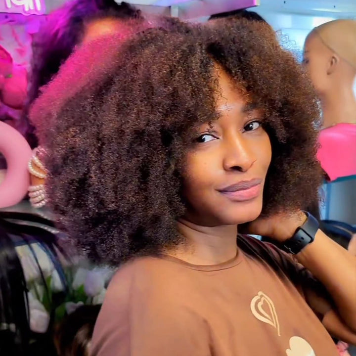 ailuxyhair-fr curly Identique à la photo AILUXY Perruque Kinky Curly Afro Marron avec Frange Épaisse, Dentelle Frontale 13×4 Imperceptible, Densité Maximale 300%, Cheveux Naturels 100%, Bouffant Aérien et Moelleux