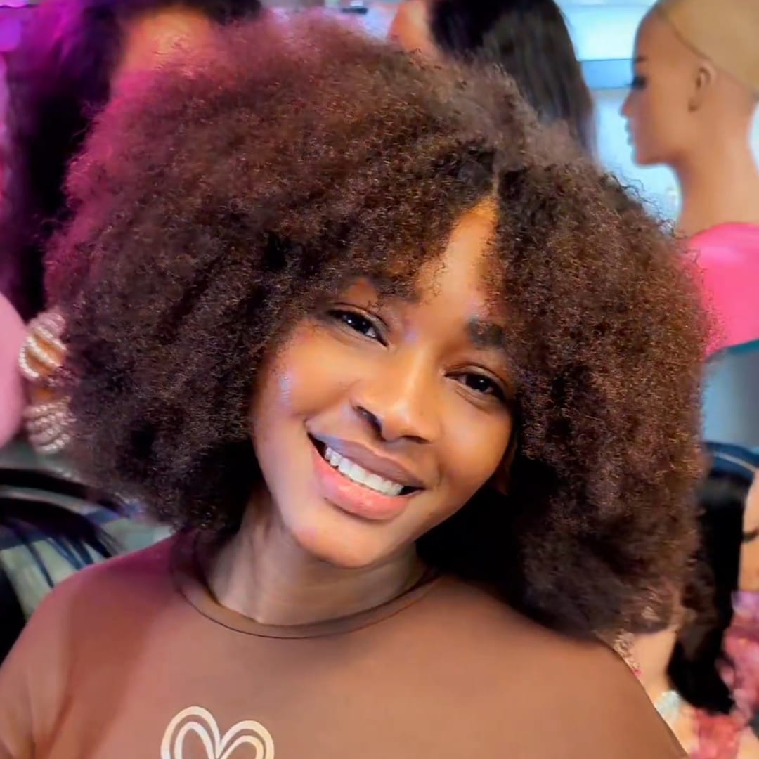 ailuxyhair-fr curly Identique à la photo AILUXY Perruque Kinky Curly Afro Marron avec Frange Épaisse, Dentelle Frontale 13×4 Imperceptible, Densité Maximale 300%, Cheveux Naturels 100%, Bouffant Aérien et Moelleux