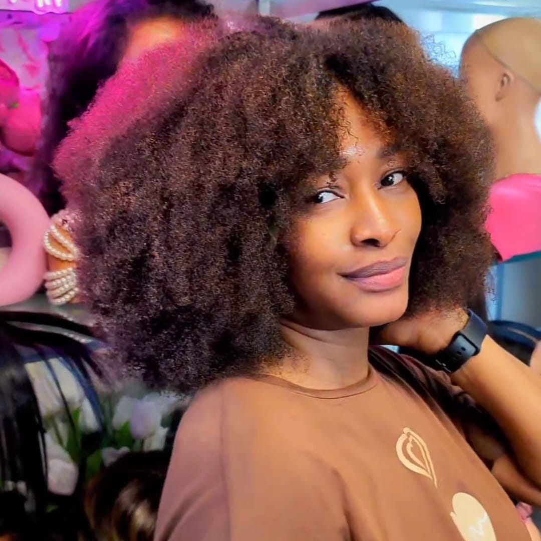 ailuxyhair-fr curly Identique à la photo AILUXY Perruque Kinky Curly Afro Marron avec Frange Épaisse, Dentelle Frontale 13×4 Imperceptible, Densité Maximale 300%, Cheveux Naturels 100%, Bouffant Aérien et Moelleux