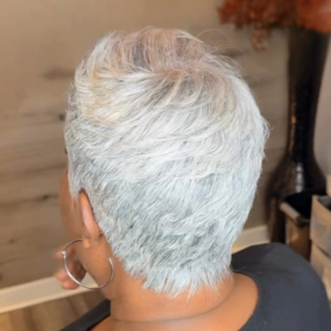 ailuxyhair-fr Identique à la vidéo AILUXY Perruque Cheveux Courts Gris Texturés Une Allure Sophistiquée au Quotidien
