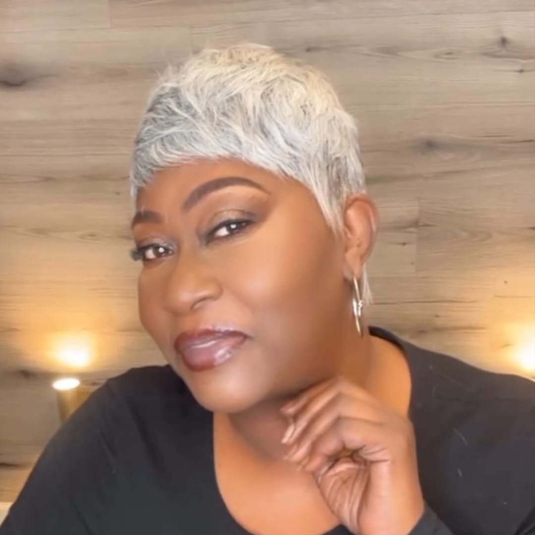 ailuxyhair-fr Identique à la vidéo AILUXY Perruque Cheveux Courts Gris Texturés Une Allure Sophistiquée au Quotidien