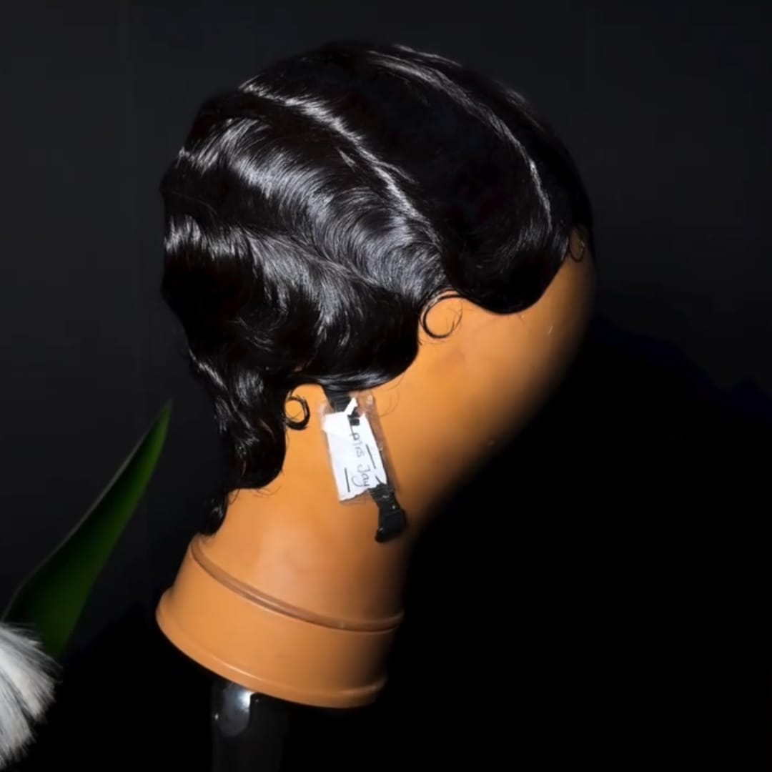 ailuxyhair-fr Perruque Coupe Pixie Identique à la photo AILUXY Perruque Mi-Courbe à Vagues Frisées Brillantes, Éclat Vernis Soyeux, Courbes Anciennes Modelées
