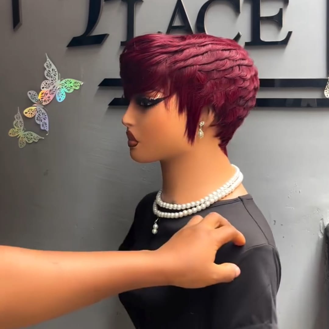 ailuxyhair-fr Perruque Coupe Pixie Identique à la photo AILUXY  Perruque Pixie Courte Rouge Vin à Frange Sculptée, Brillance Lustrée , Style Moderne et Facile à Porter