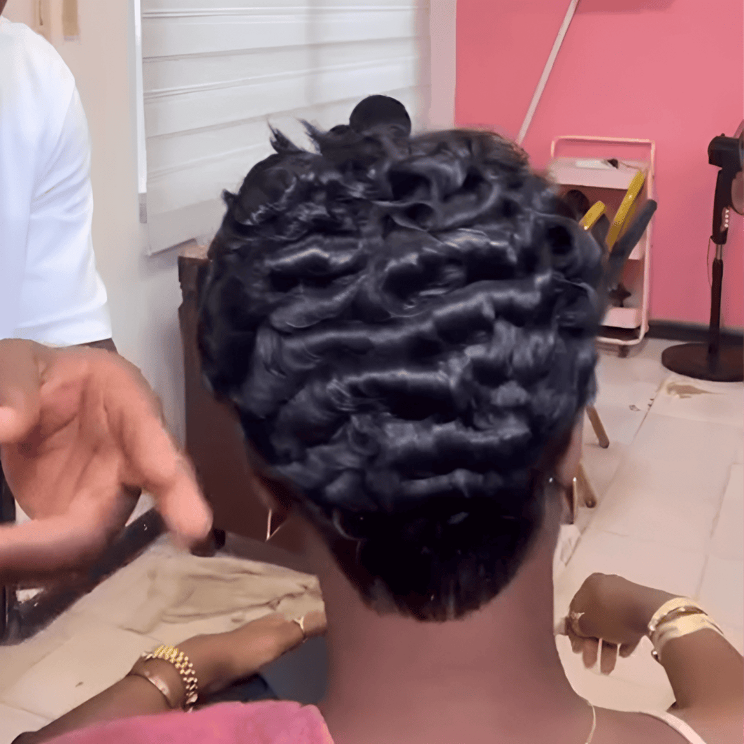 ailuxyhair-fr Perruque Coupe Pixie Identique à la photo AILUXY Perruque Pixie Style Pompadour Lisse, Coiffure Structurée et Polie, Part Latérale et Ondulations Douces, Facile à Porter pour un Look Classique et Audacieux