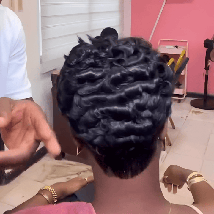 ailuxyhair-fr Perruque Coupe Pixie Identique à la photo AILUXY Perruque Pixie Style Pompadour Lisse, Coiffure Structurée et Polie, Part Latérale et Ondulations Douces, Facile à Porter pour un Look Classique et Audacieux