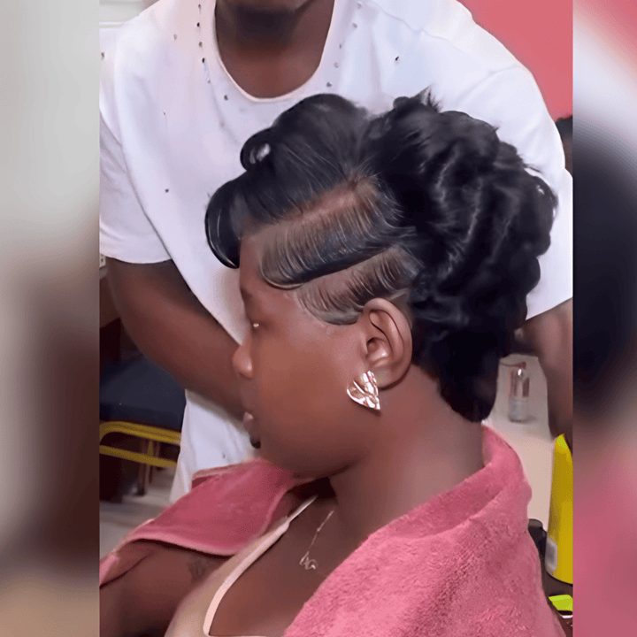 ailuxyhair-fr Perruque Coupe Pixie Identique à la photo AILUXY Perruque Pixie Style Pompadour Lisse, Coiffure Structurée et Polie, Part Latérale et Ondulations Douces, Facile à Porter pour un Look Classique et Audacieux