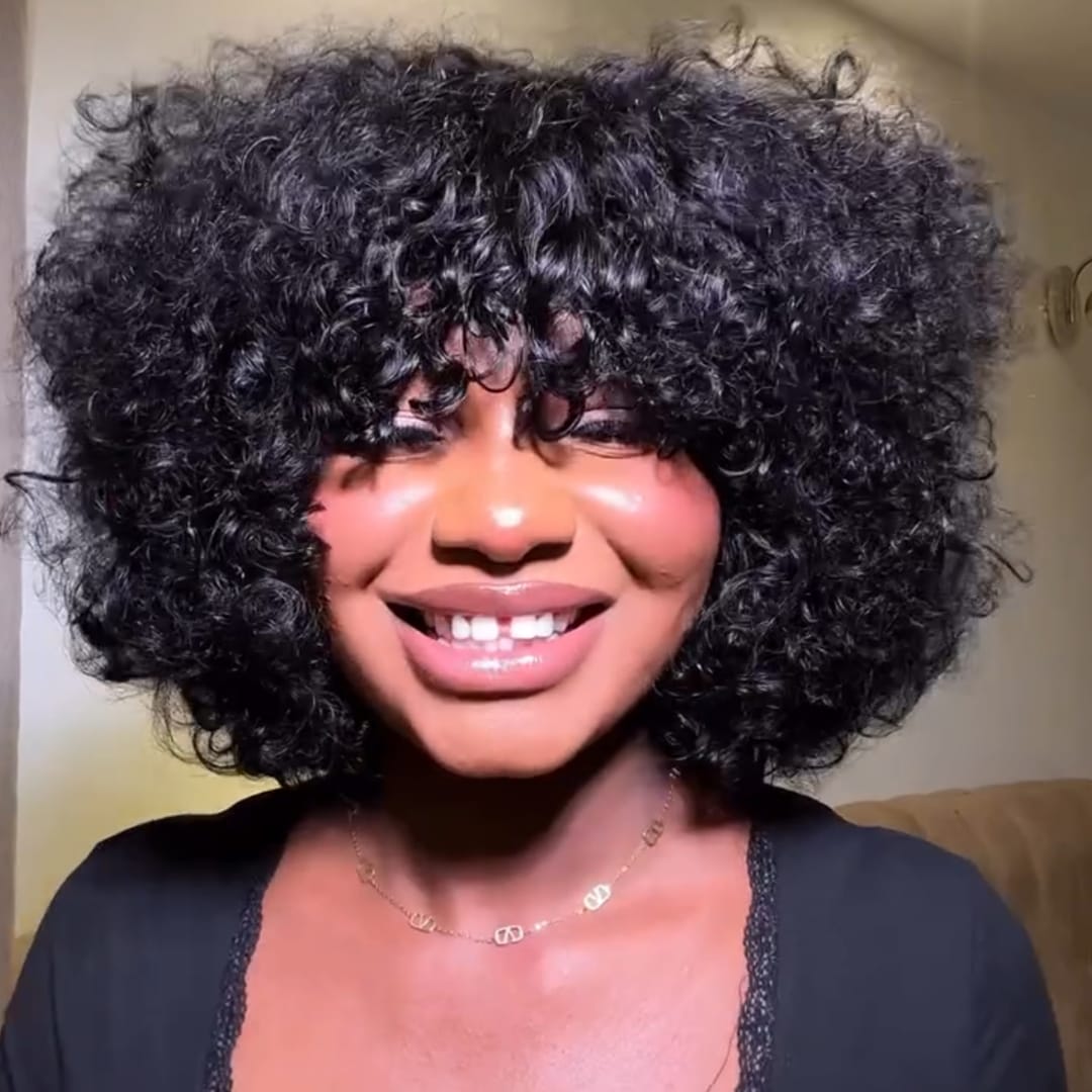 ailuxyhair-fr Sans Colle Identique à la photo AILUXY Perruque Crépue Afro Noire à Texture Naturelle, Frange Floue et Volume Moelleux, Style Effortless et Dynamique, Coiffure Authentique pour le Quotidien