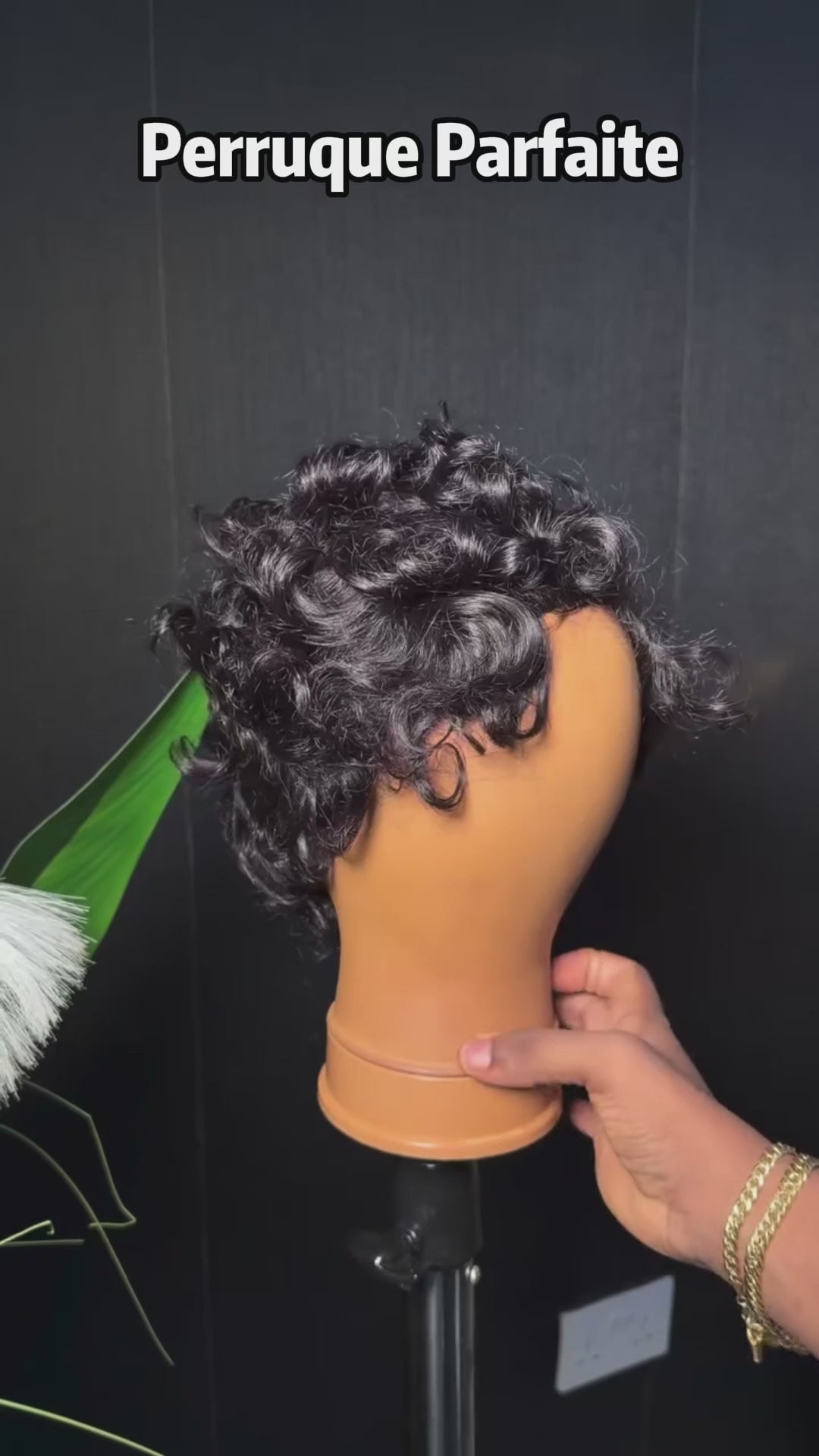 AILUXY Perruque Mi-Courbe à Vagues Frisées Brillantes, Éclat Vernis Soyeux, Courbes Anciennes Modelées