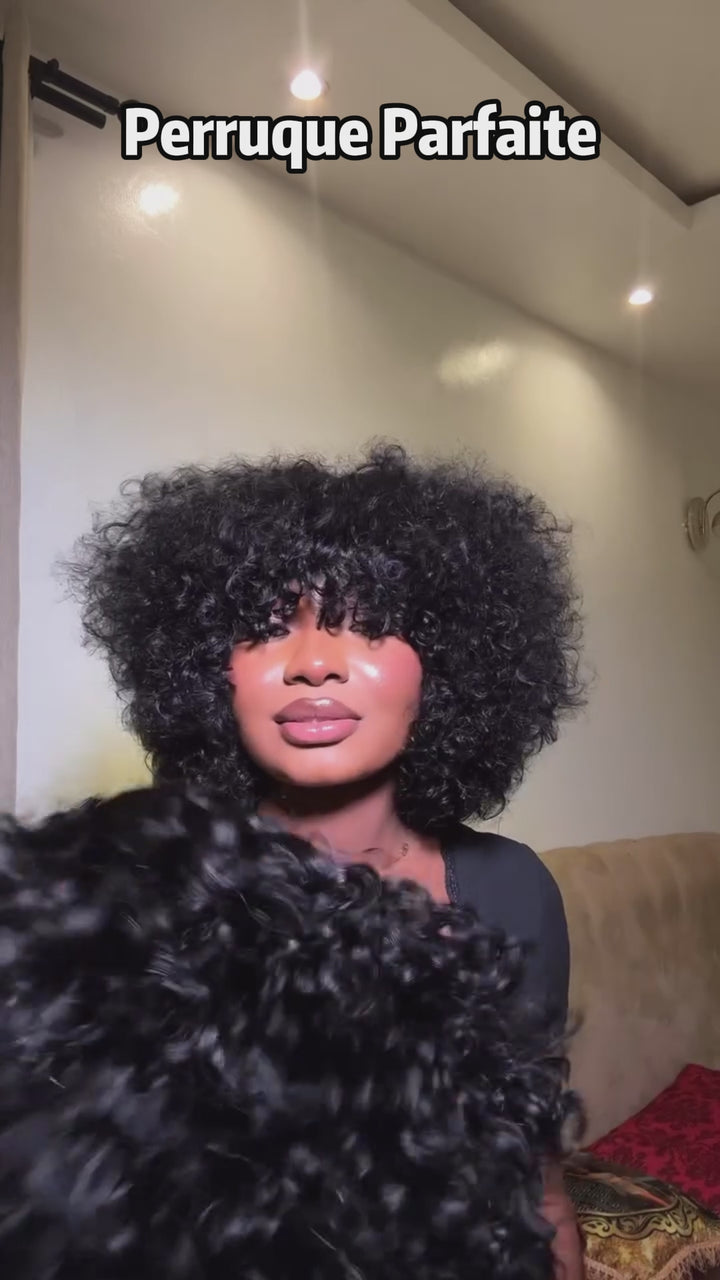 AILUXY Perruque Crépue Afro Noire à Texture Naturelle, Frange Floue et Volume Moelleux, Style Effortless et Dynamique, Coiffure Authentique pour le Quotidien