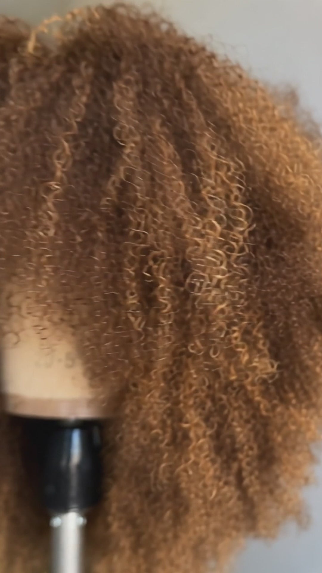 AILUXY Perruque Bouclée Kinky Curly Brun Balayage Caramel, Texture Naturelle Style Afro
