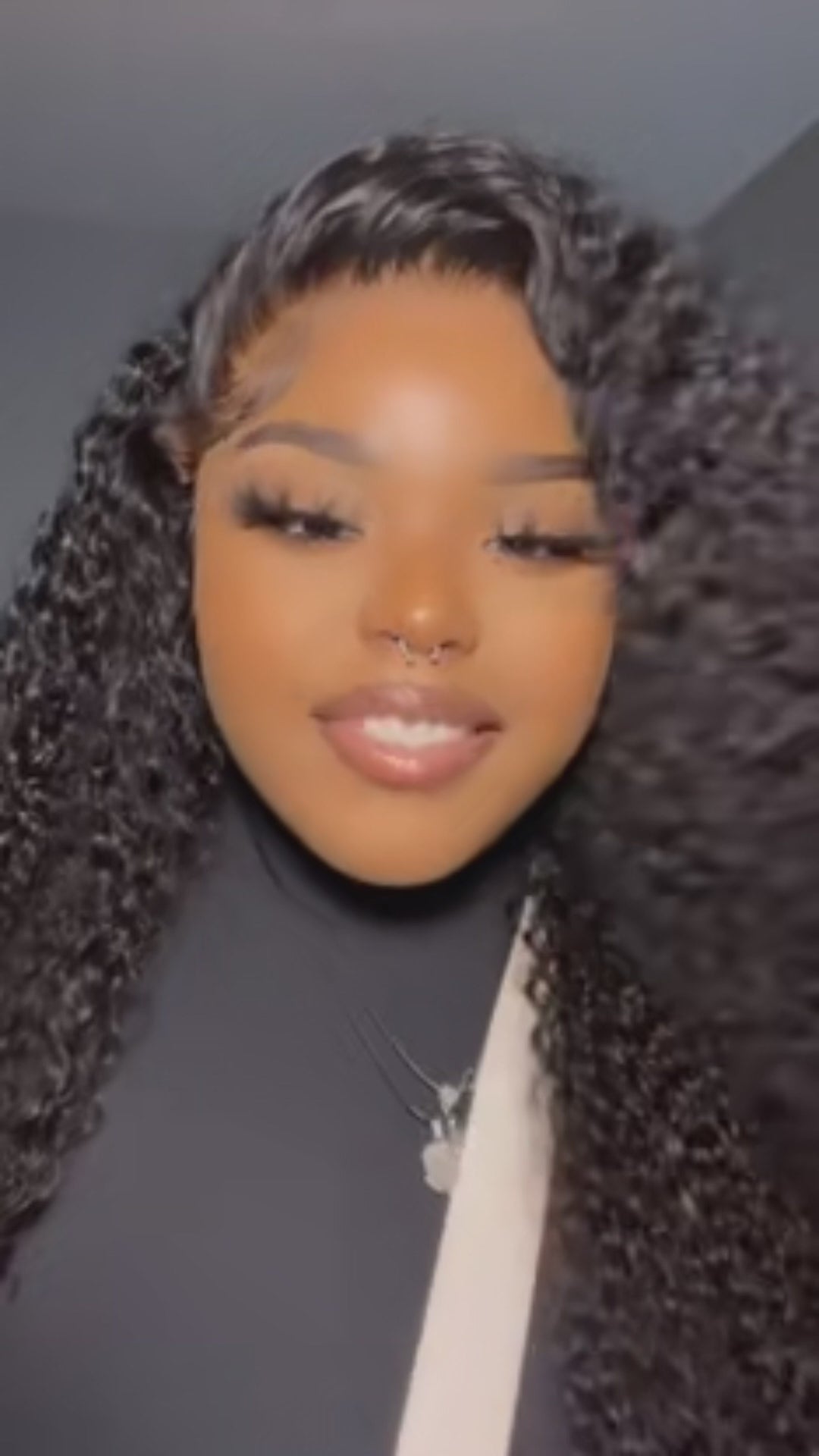 AILUXY Perruque 13X4 Lace Front Bouclée Profonde Noir Naturel, Cheveux Humains, Front Fin Invisible