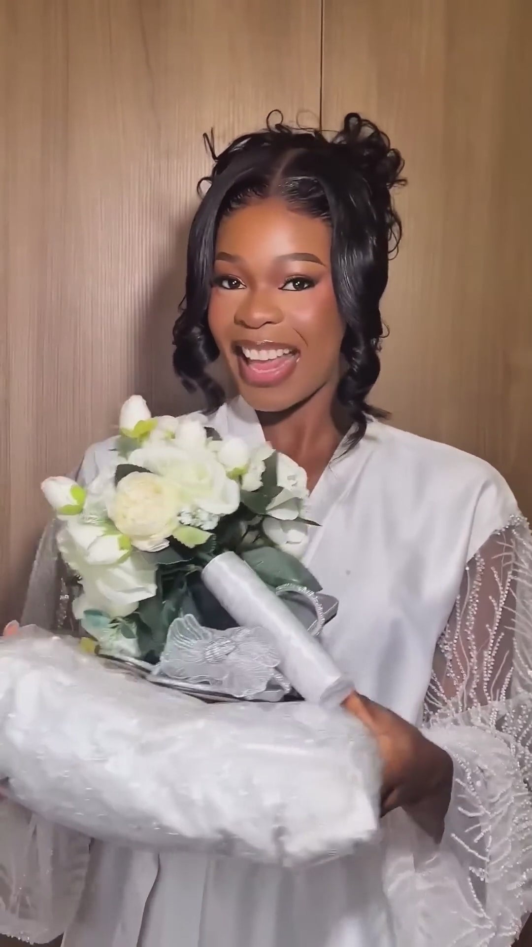 AILUXY Perruque 13x4 Lace Chignon Rétro ou Demi-Chignon – Boucles Ondulées Délicates sur le Front, Style Élégant pour Mariage et Soirée – 100% Cheveux Humains