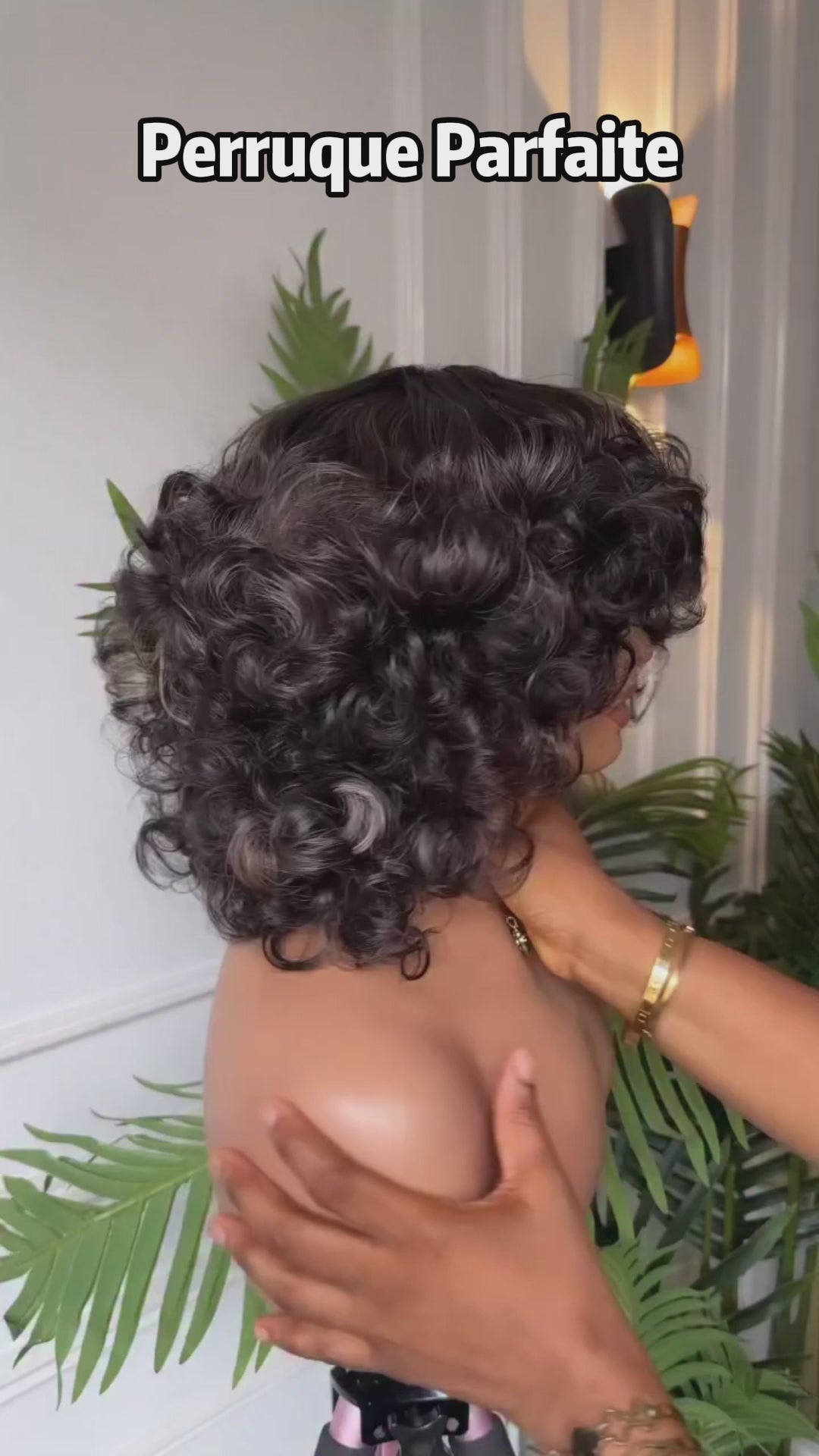 AILUXY Perruque  Bouclée Courte Avec Frange Sans Colle - Parfaite Pour Ajouter du Style à Vos Coiffures de Tous Les Jours