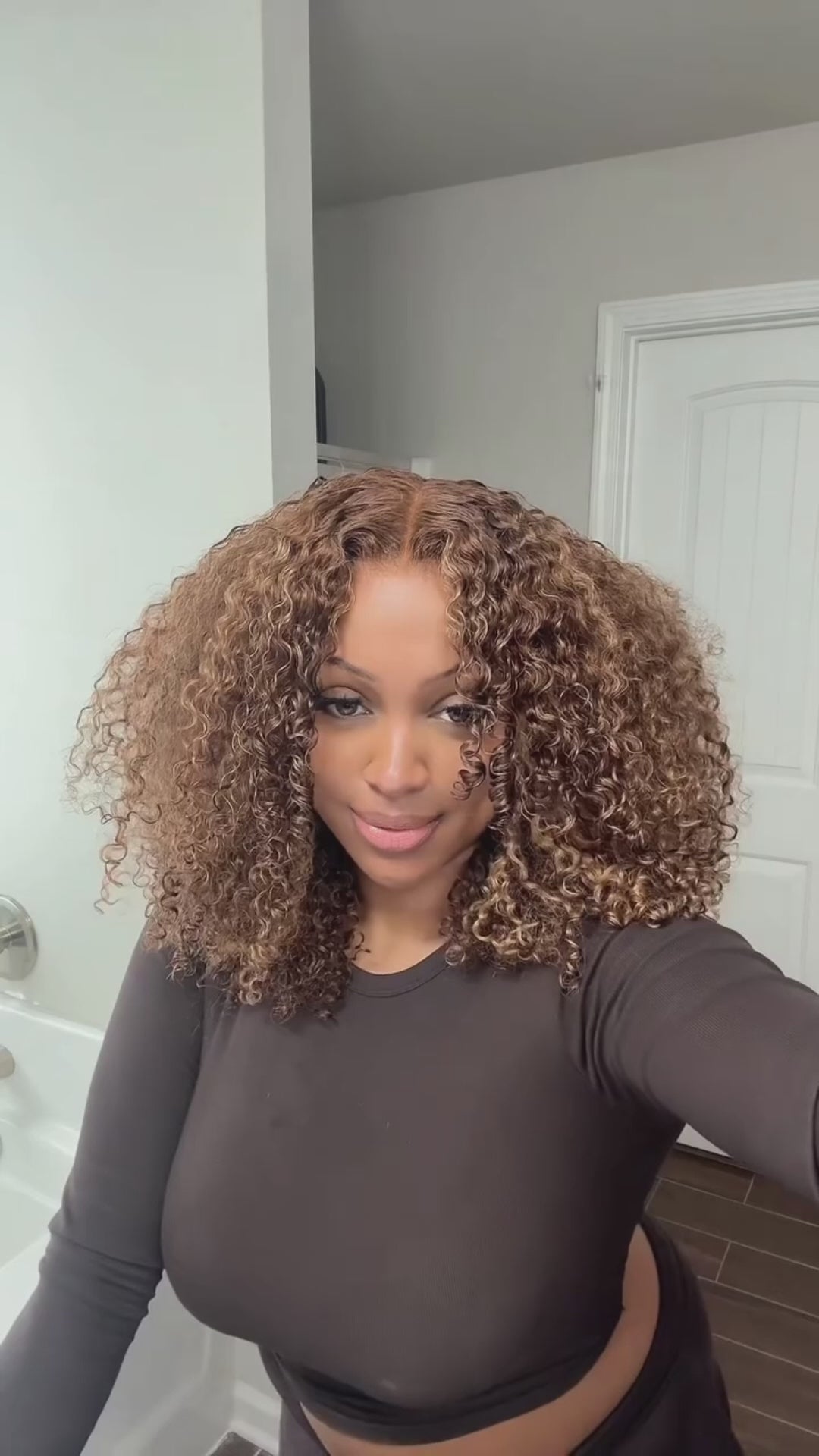 AILUXY Perruque Lace Front Cheveux Bouclés Courts Ombré Chocolat Curly - Naturelle et Respirante