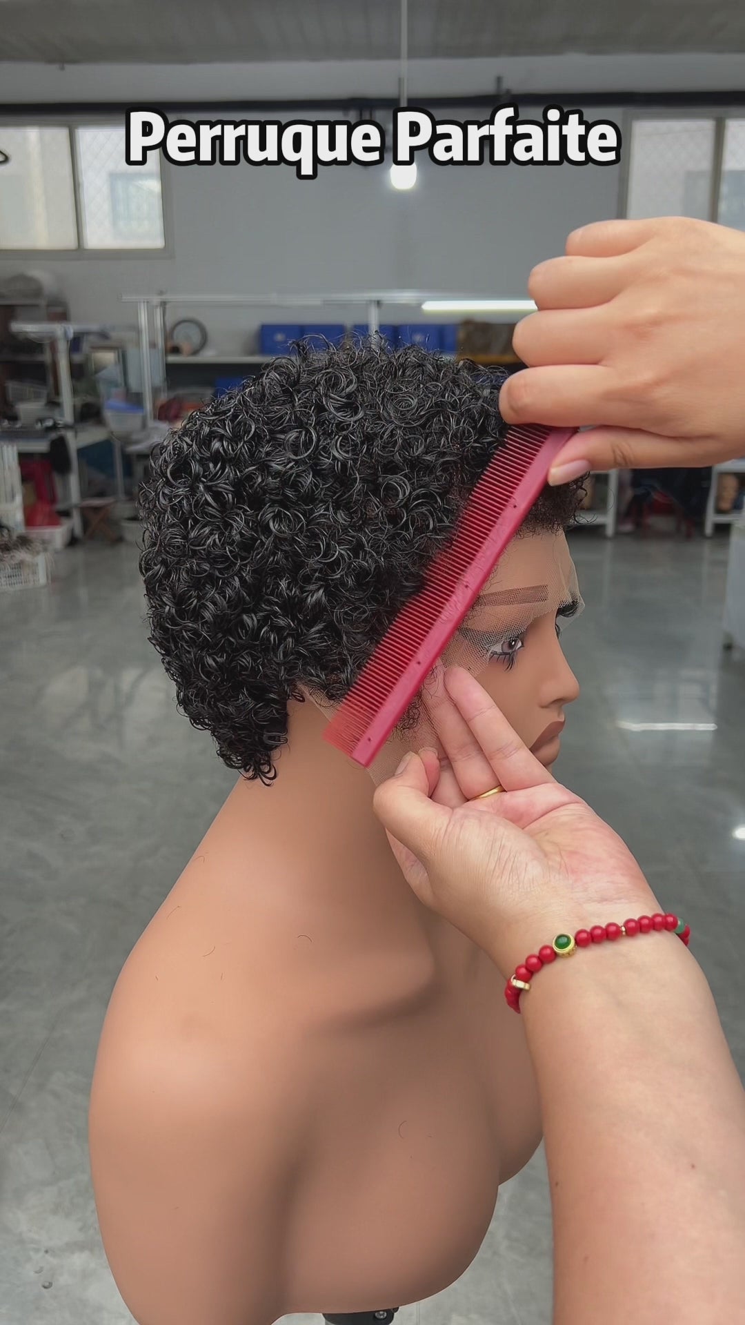 AILUXY Perruque Crépue Courte Noire à Baby Hair Travaillé, Dentelle Translucide 13×4, Charge Capillaire Renforcée , Texture Saisissante à l'aspect Naturel
