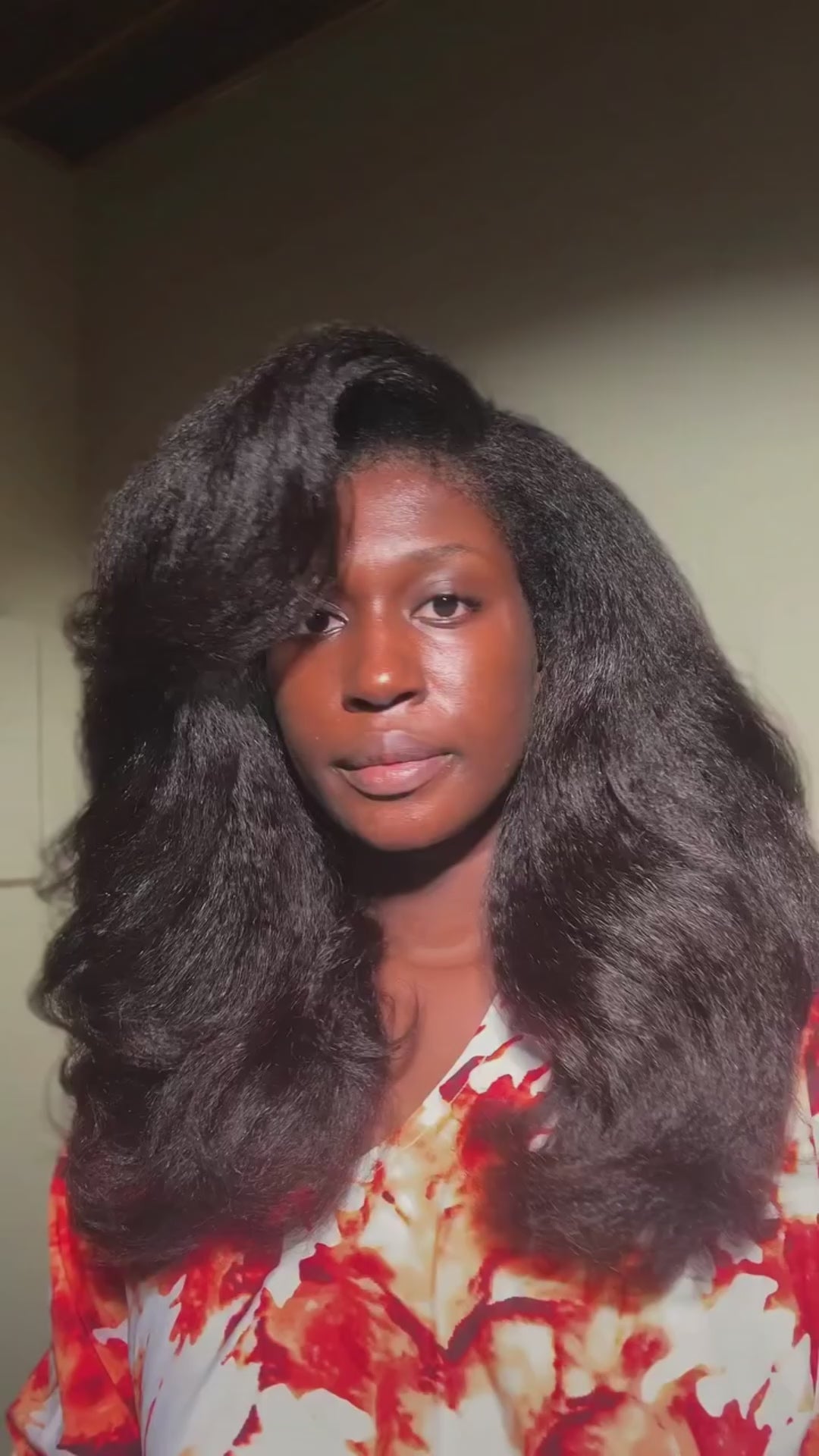 AILUXY Perruque  13X4 Lace Front 100% Cheveux Humains, Texture Ondulée Naturelle, Volume XXL pour un Look Authentique