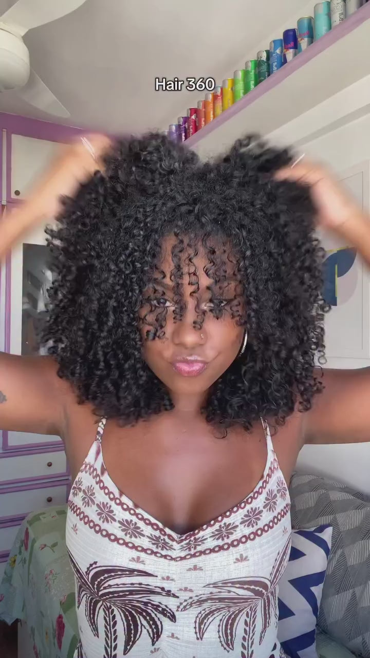 AILUXY Perruque Mi-Longue à Boucles Crépues Rebondissantes, Volume Souple et Lumineux, Style Ensoleillé et Dynamique, Facile à Porter pour un Look Plein de Vie